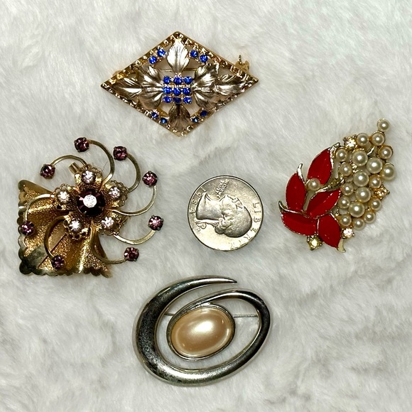 Four Vintage Glam Brooches - Picture 2 of 11